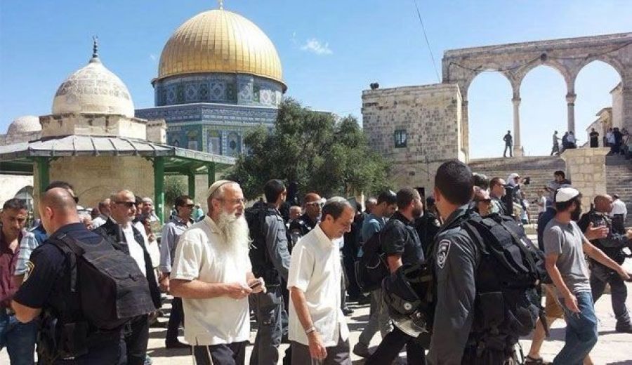 عشرات المستوطنين المتطرفين يقتحمون الأقصى بحراسة شرطة الاحتلال 