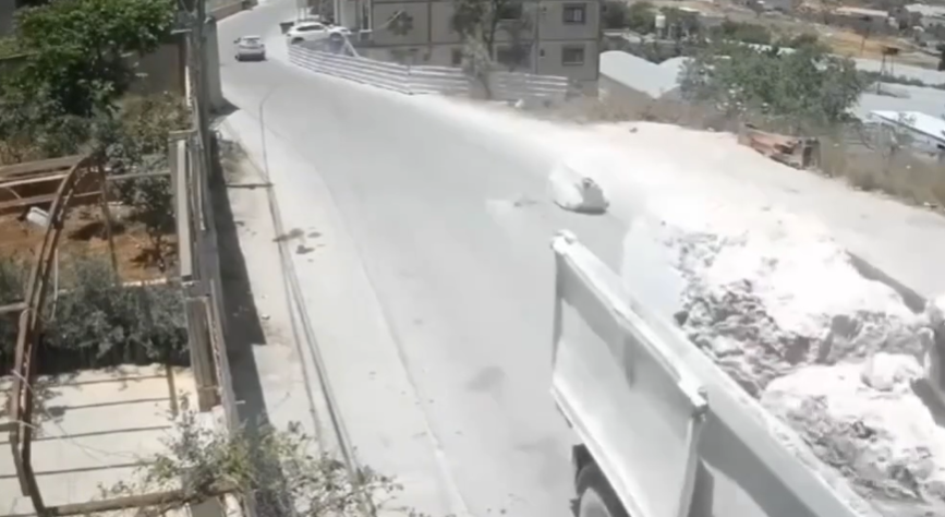 بالفيديو ..  من قلاب إلى كارثة: صخرة تسقط فجأة وسط الطريق