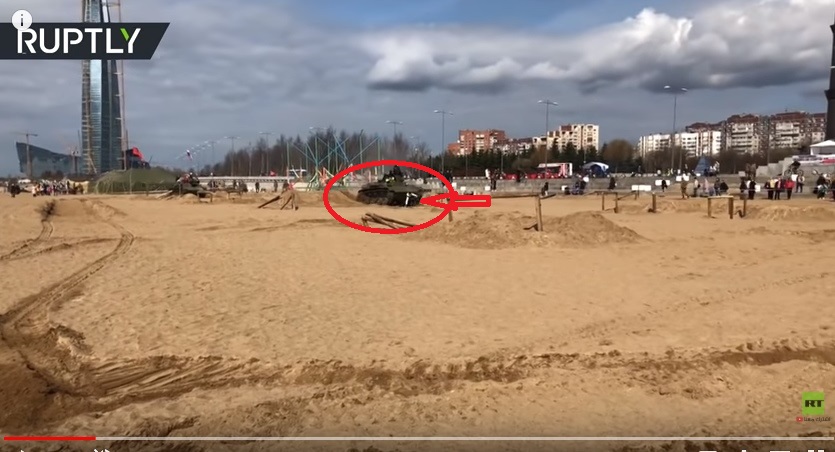 فيديو مروع  ..  نجاة شاب بأعجوبة من جنزير دبابة سقط أمامها!