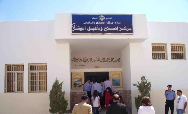 نزلاء سجن الموقر (2) يلوحون بالاضراب  ..  والامن يرد