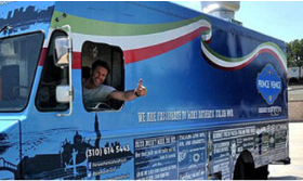بالصور   ..   شاحنة طعام يمتلكها ويعمل عليها آخر أمراء إيطاليا!