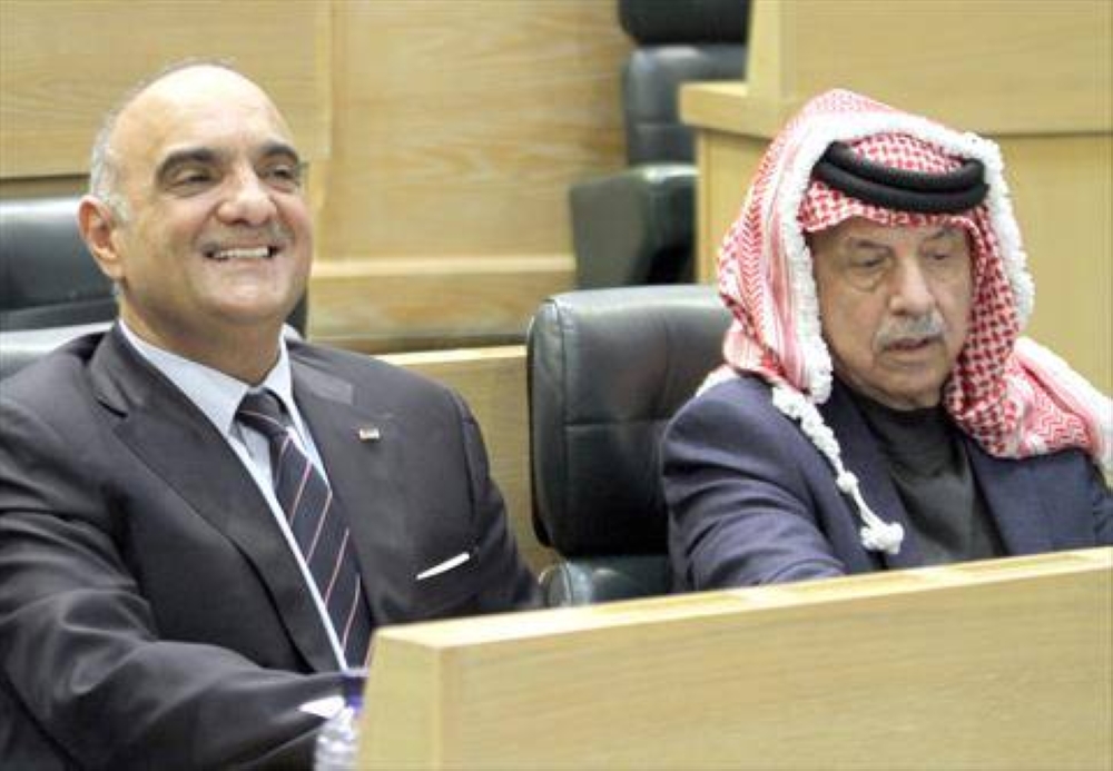 كواليس النواب ..  رئيس الوزراء يصفق والبسمة تزين جبينه ونواب ينسحبون بعد استفزازهم 
