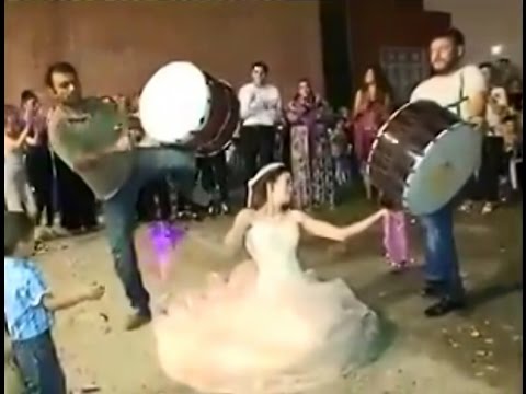 بالفيديو .. عروس تشعل حفل زفافها بالرقص بالألعاب النارية!