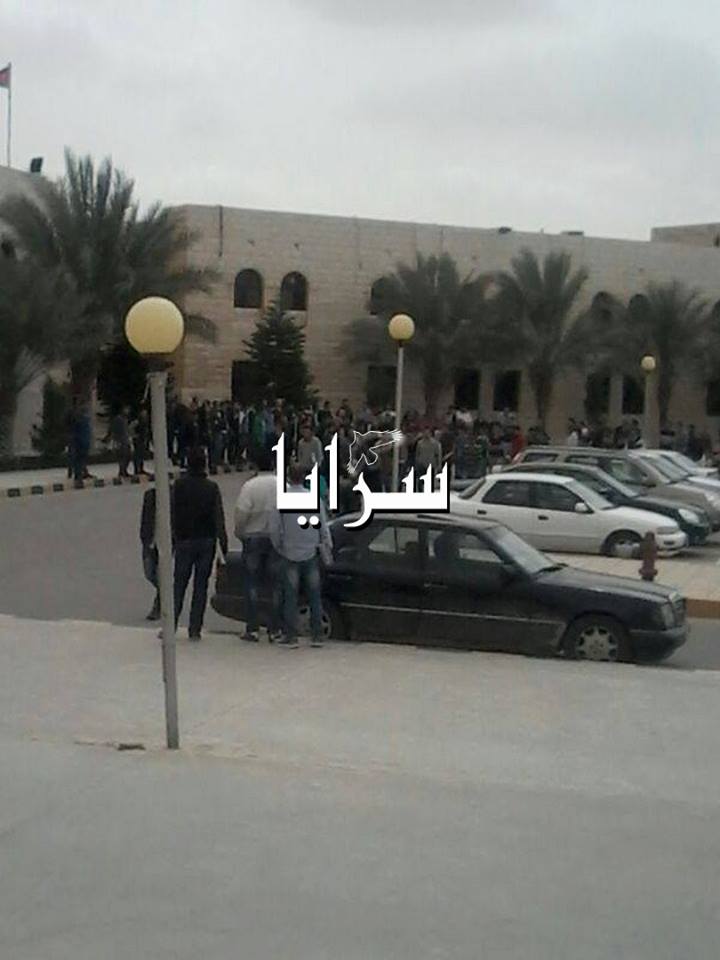بالصور  ..  طلبة "الهاشمية" يمنعون الرئيس من دخول مكتبه  ..  والجامعة توضح 