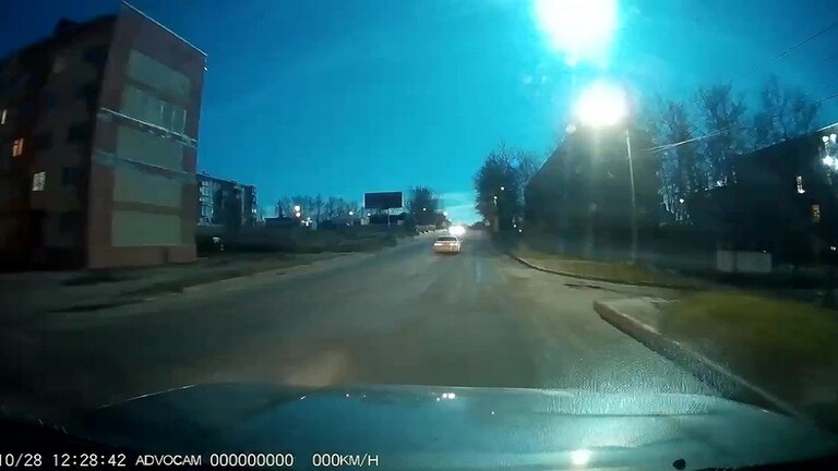 انفجار نيزك كبير في سماء جزيرة سخالين بشرق روسيا (فيديو)