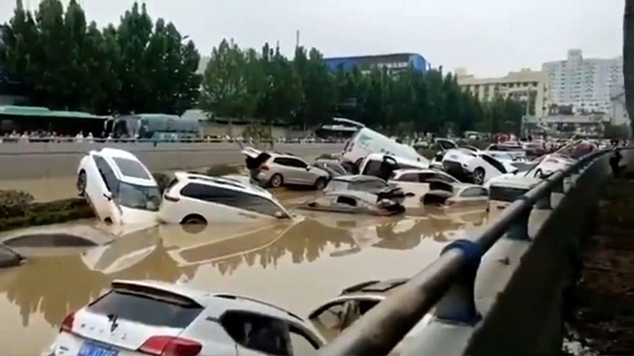 شاهد ..  فيضانات الصين تغرق أعداداً كبيرة من السيارات
