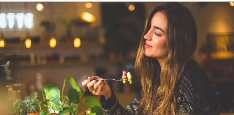لاتغفلي عنها .. هذه الأطعمة تجلب السعادة وتخلّصك من الاكتئاب
