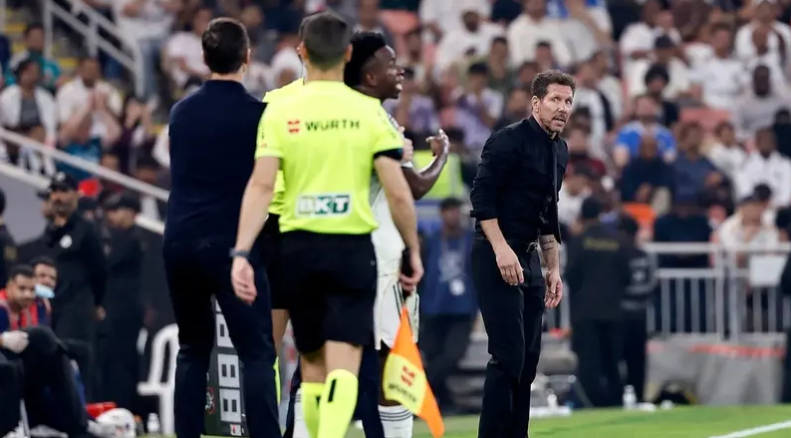 سيميوني لفينيسيوس: ريال مدريد "سيركلك" ..  والبرازيلي ينفجر