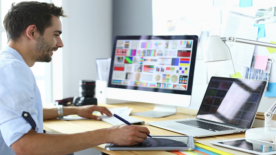 مطلوب مصمم جرافيك (Packaging & Social Media)