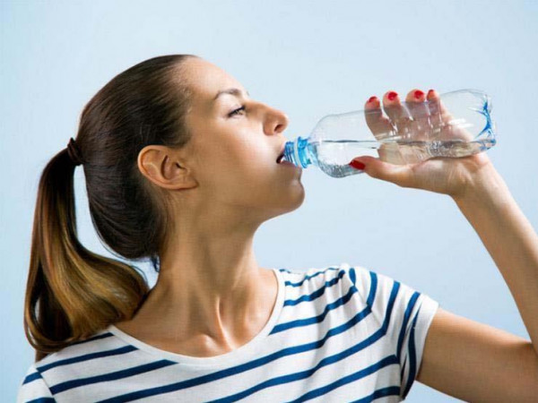 دراسة تنصح بشرب مزيد من الماء مع التقدم في العمر  