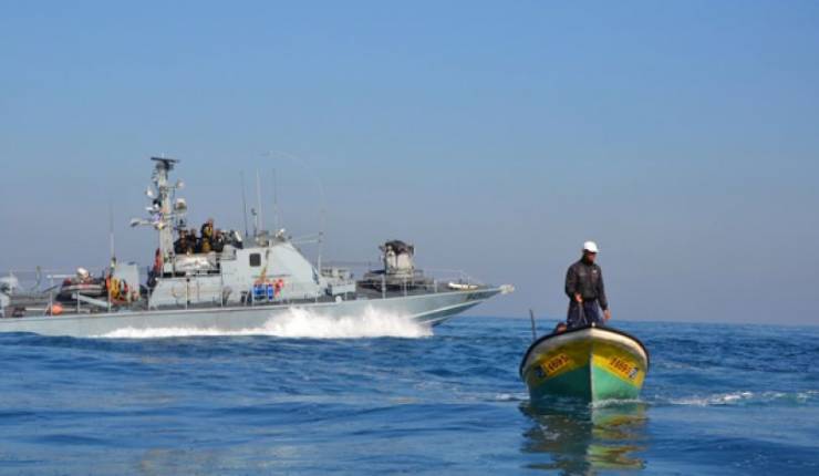 الرياح الشديدة تسحب قارباً مصرياً لشواطئ غزة