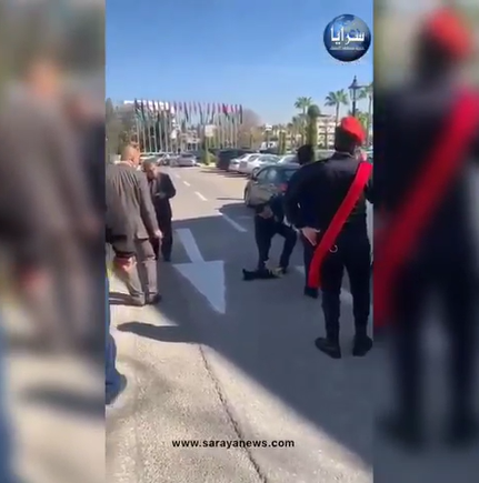 بالفيديو  ..  رجلٌ غاضب يُلقي برجله الإصطناعية أمام مجلس النواب 