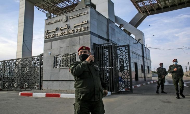 مصر ترسل سيارات إسعاف إلى قطاع غزة عبر معبر رفح لنقل المصابين