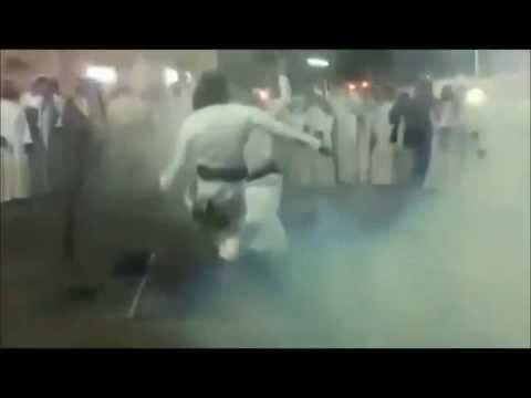 بالفيديو ..  سعودي يطلق الرصاص على نفسه بطريق الخطأ أثناء أحد الأفراح