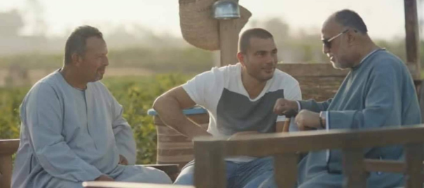 سؤال يشعل الانترنت ..  تعرفوا إلى الرجلين اللذين ظهرا بالجلباب مع عمرو دياب