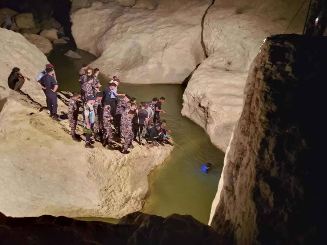 فقدان فتى داخل بركة مائية في وادي الموجب وفرق الإنقاذ تواصل البحث
