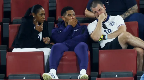 الجانب الخفي لوالد بيلنغهام ..  يتحكم في منتخب إنجلترا ويثير استياء اللاعبين