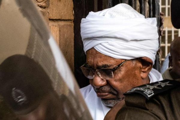 شقيق البشير يخرج عن صمته ويتحدث عن نقاشات عائلية ما قبل السقوط