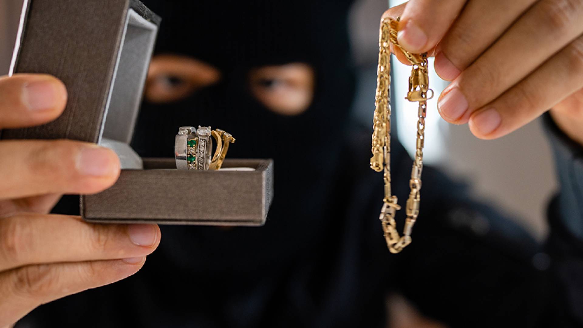 سيدة تسرق مصاغ ذهبي بقيمة 50 ألف دينار من منزل في نابلس