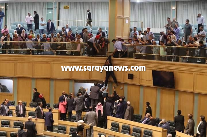 بالفيديو والصور   .. شخص يحاول الانتحار عن شرفات مجلس النواب
