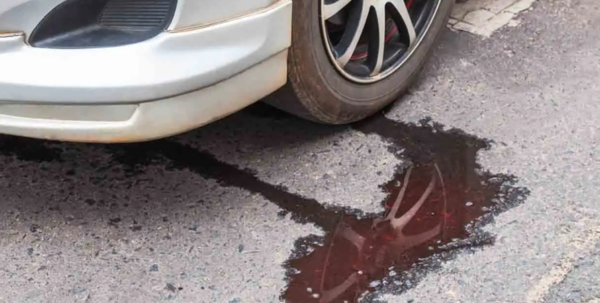 الأسباب الأكثر شيوعاً لوجود بقع ماء وزيت تحت السيارة