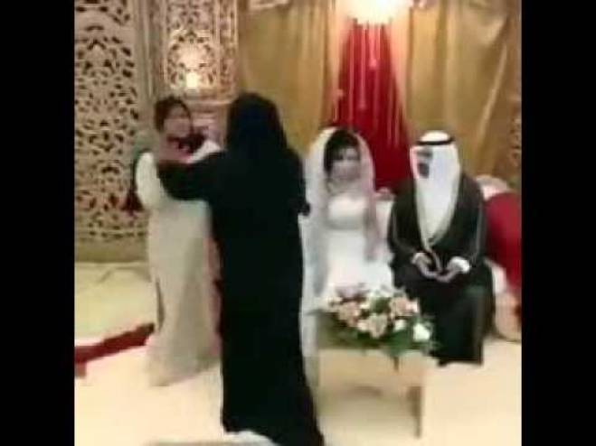 طلّقها بعد ساعتين فقط ..  والسبب غريب جداً!