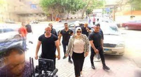 معلمة مصرية تثير الجدل وهي تسير برفقة 20 حارسا
