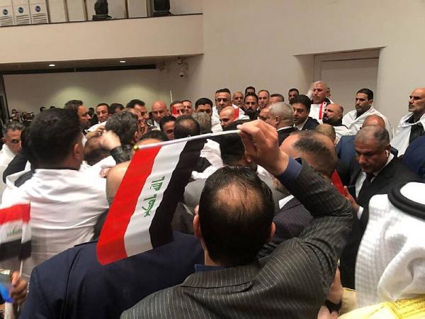 الاعتداء بالضرب على رئيس البرلمان العراقي الأكبر سنا