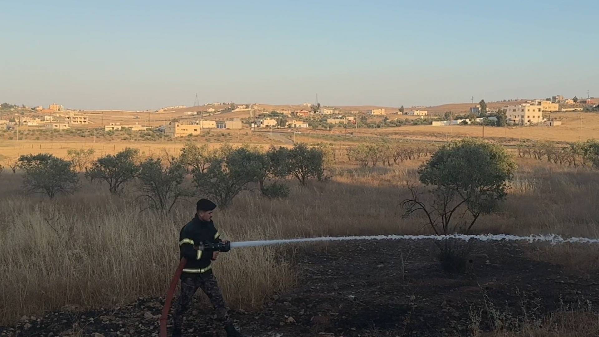 الدفاع المدني يخمد حريق أعشاب على مساحة دونمين في المفرق دون إصابات