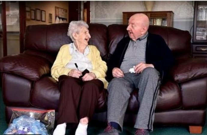 أم في الـ98 من عمرها تنتقل لدار المسنين لرعاية ابنها البالغ من العمر 80 عاماً