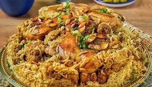 مقلوبة الدجاج… طبقات شهية بنكهة شرقية أصيلة وطعم لا يُقاوم