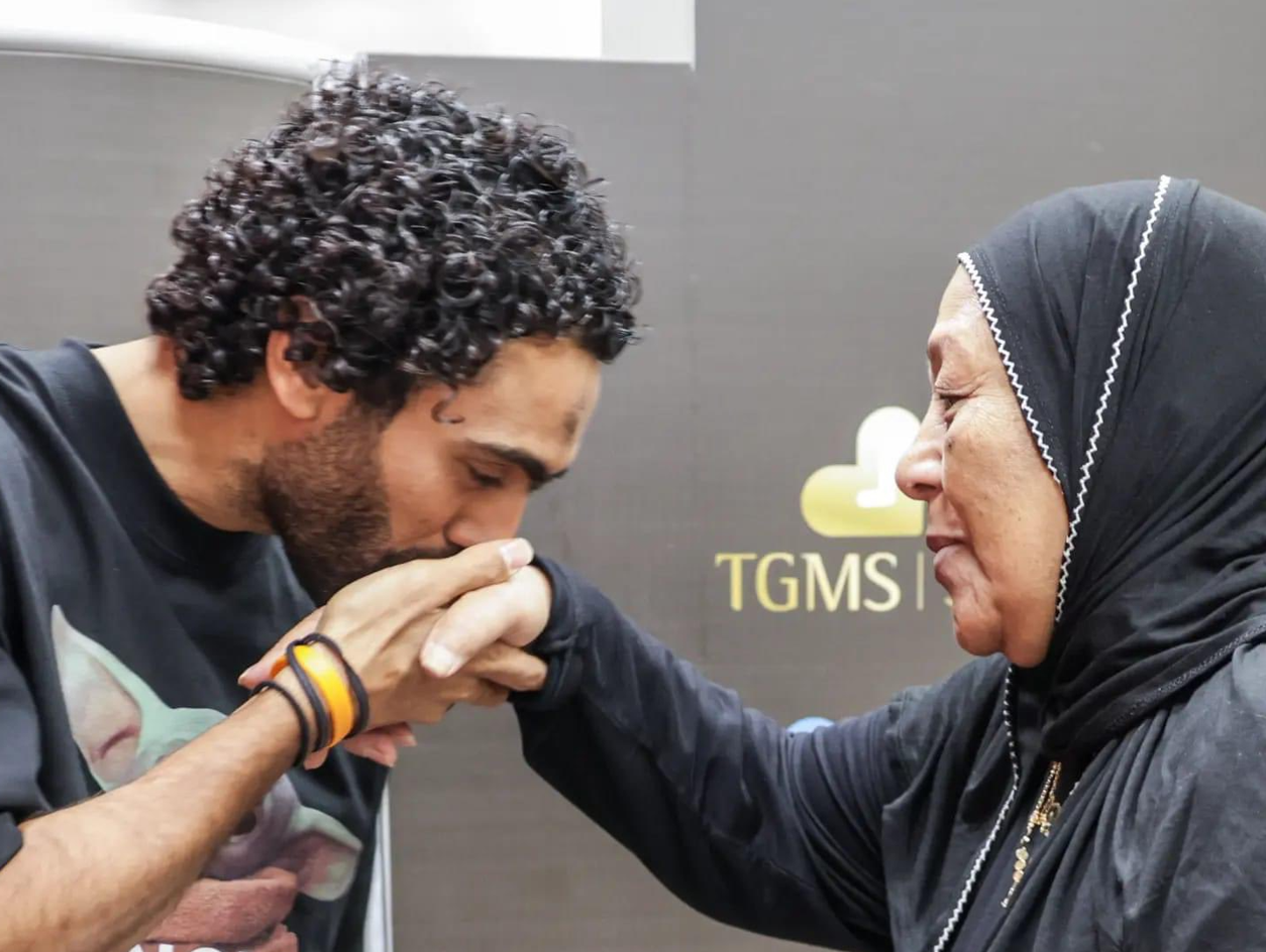 ماذا قالت والدة حسين الشحات لنجلها لحظة تجديد عقده مع الأهلي؟ (فيديو)