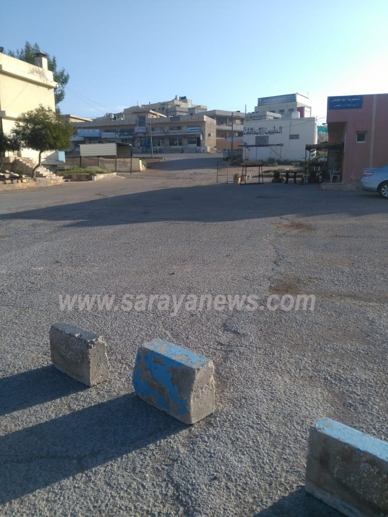 بالصور  .. مراجعو "ترخيص الزرقاء" يشكون من اغلاق  اماكن اصطاف السيارات  .. "تفاصيل"