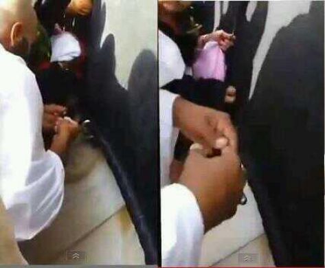 "معتمرون" يبتلعون خيوطاً من كسوة "الكعبة" طلبًا للبركة والحظ  ..  صورة