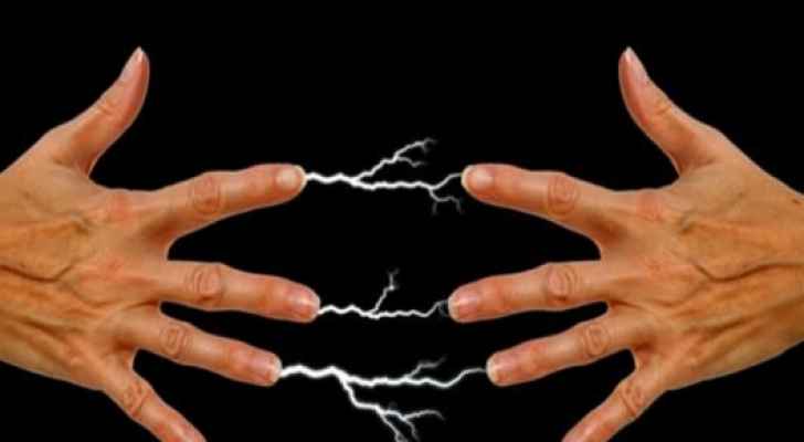 خلال هبوب الرياح الشرقية ..  تعرف على أسباب "التكهرب" عند لمس الأجسام!