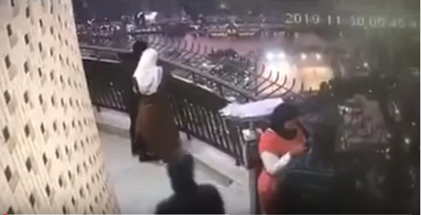 فيديو مرعب : لحظة انتحار طالب من أعلى برج القاهرة في مصر ..  والسبب برسالة