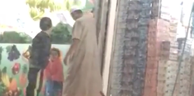 فيديو صادم  ..  مسن يتحرش بطفلة في السعودية 
