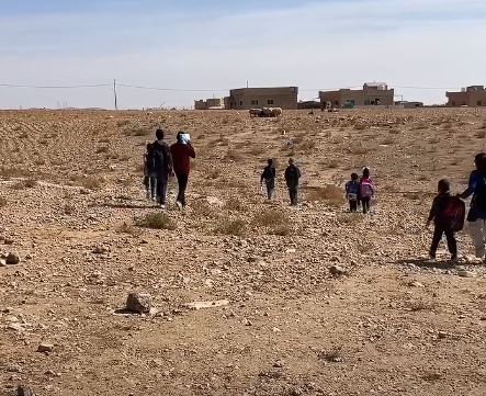 "3 كيلومترات من الطرق الترابية" ..  طلبة "قرية زينب" في لواء الجيزة يواجهون صعوبات الوصول إلى مدارسهم - فيديو