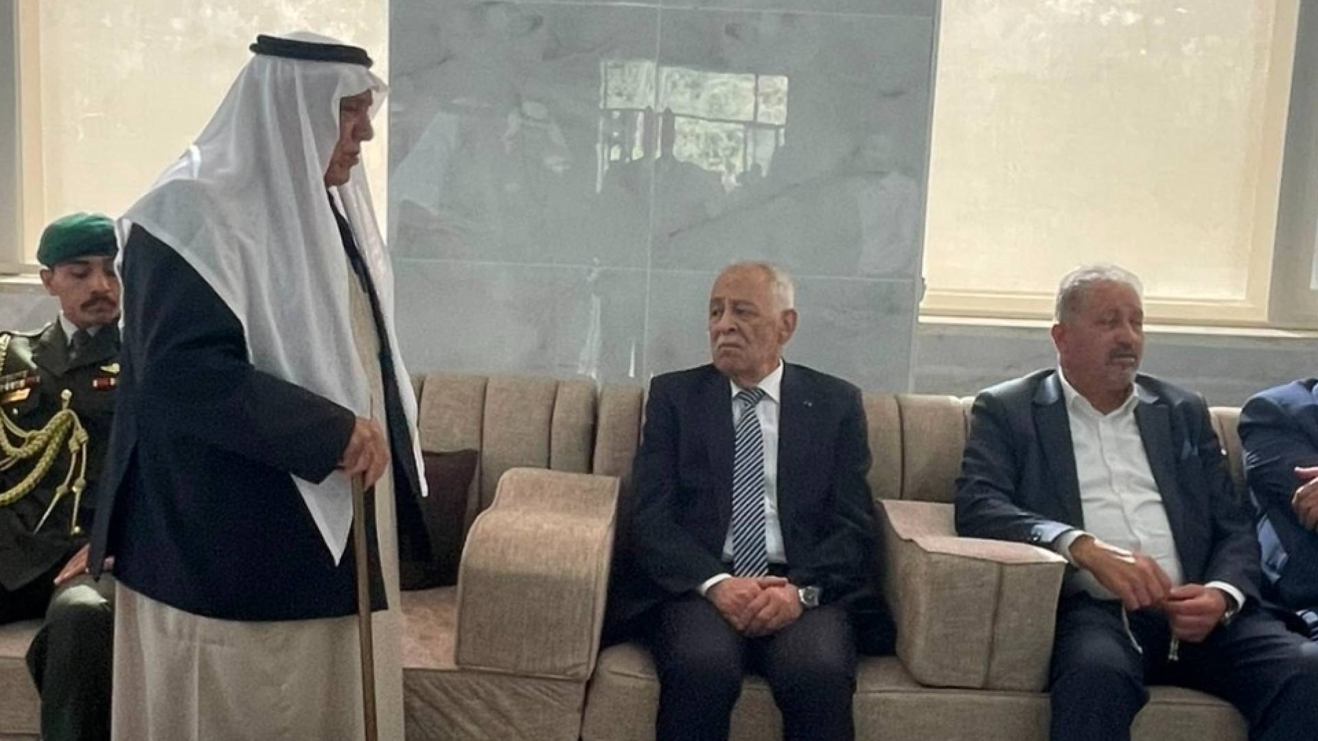 مندوبا عن الملك وولي العهد ..  العيسوي يعزي عشيرة المهيرات