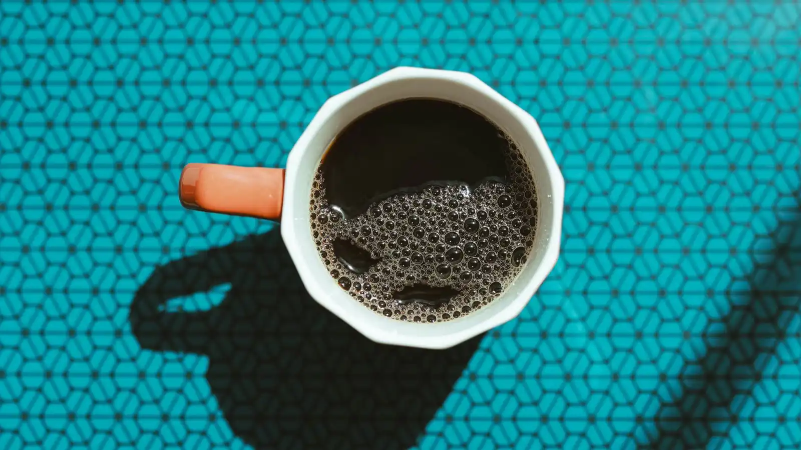 كيف تساهم القهوة السوداء في حرق الدهون الحشوية؟ 