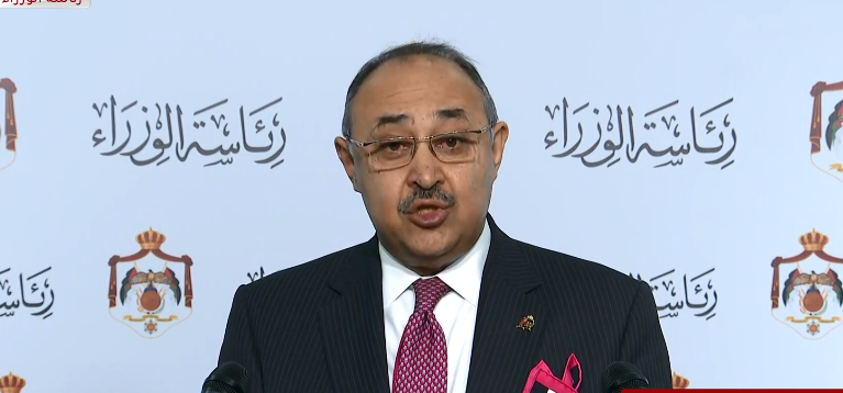 الحكومة تُعفي النقل العام من رسوم التراخيص في فترة الاغلاق و خصم 100% على رخص المهن للقطاعات المغلقة