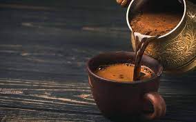 خبير تغذية ينفي مفهوما شائعا حول القهوة