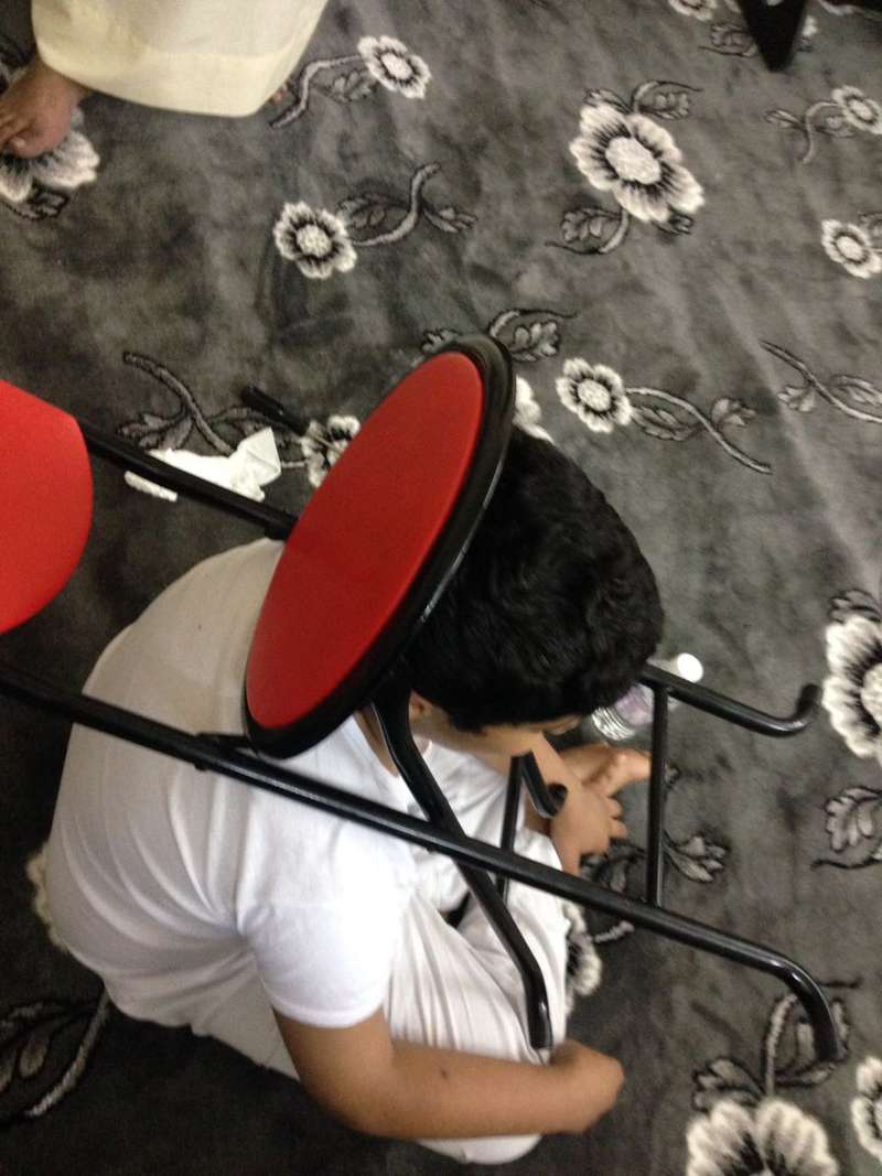 انقاذ رأس طفل سعودي علق بكرسي داخل منزل أسرته