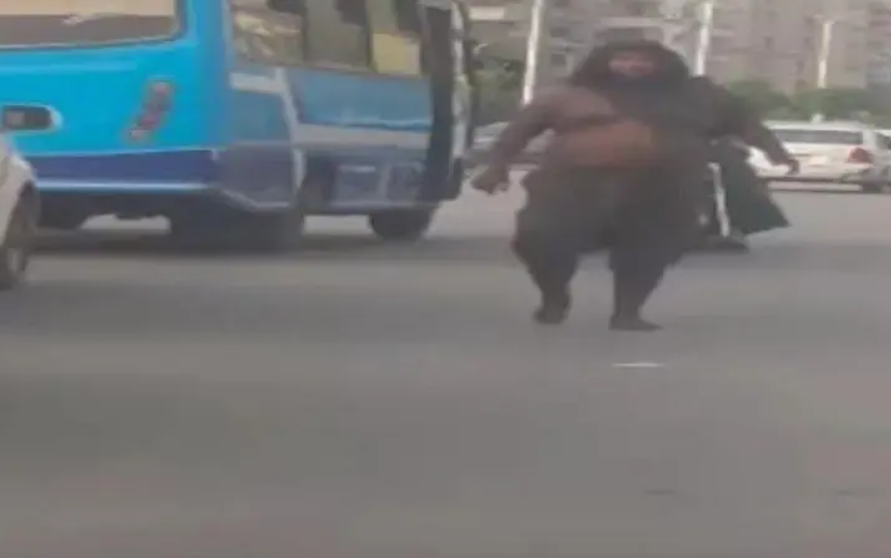 رجل بمظهر غريب يثير الرعب في شوارع مصر الجديدة 