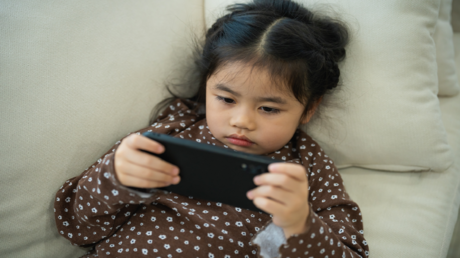 الشاشات ليست مجرد ترفيه ..  تأثيرات طويلة المدى على دماغ طفلك