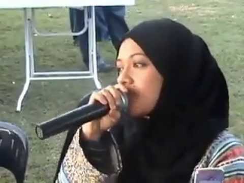 بالفيديو  ..  فتاة ماليزية تقلد الشيخ عبد الباسط