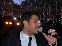 محمد حماقي يحيي حفل زفاف أحد أصدقائه غناءً ورقصاً ..  صور