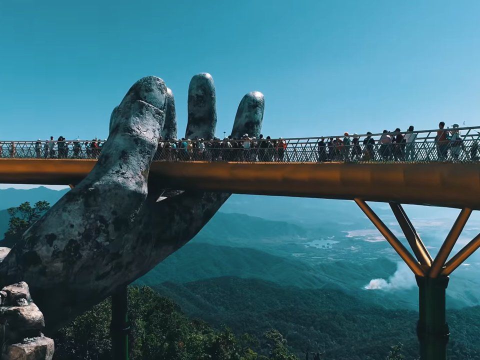جسر في فيتنام محمول على أيدي عملاقة