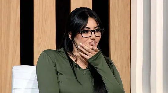 بعد قرار إيقافها من قناة المحور ..  دينا المصري: رفضت قرار منع الأذان تحت بيتي وأنا حرة في رأيي .. فيديو 