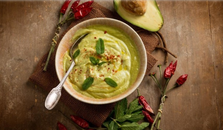 متبل الأفوكادو بالطحينة والزبادي